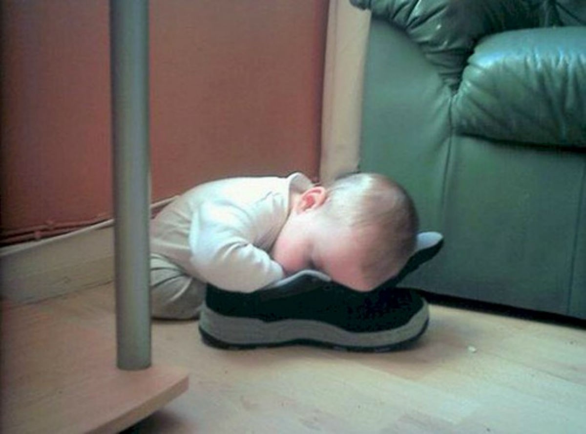 ребенок после падения с дивана уснул