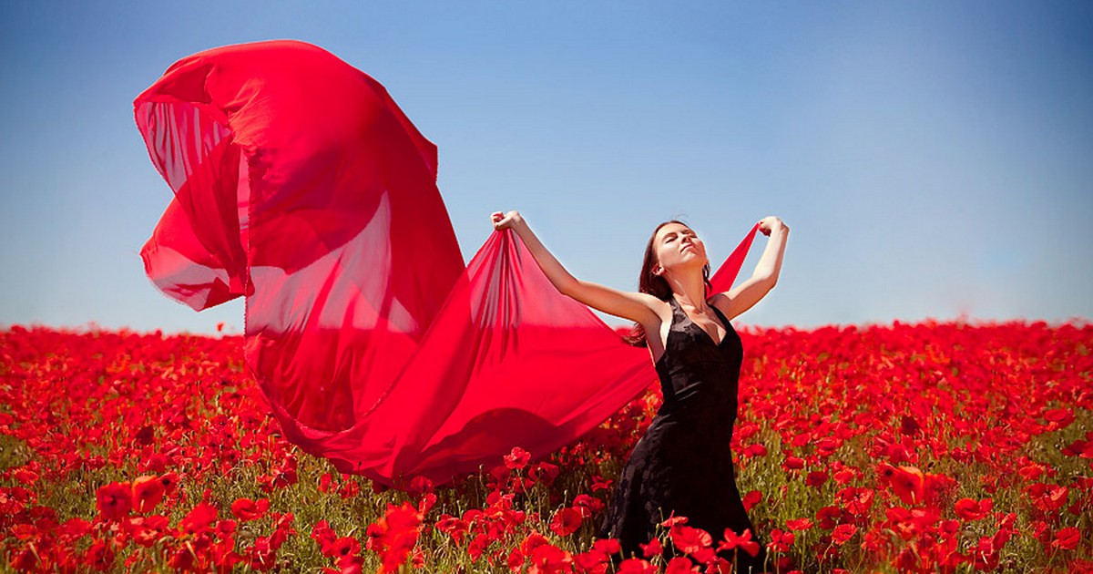 Модная свободная песня. Счастливая женщина в Красном. Фотосессия в маках. Цветы на счастье. Цветы на ветру.