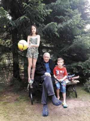 Они познакомились в то время, когда за плечами уже был неудачный опыт семейной жизни. Олегу Басилашвили скоро 87 и кто его жена