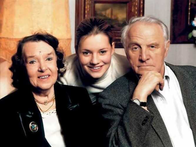 Михаил Ульянов прожил с Аллой Парфаньяк 50 лет счастливой жизни, но главой семьи была она. Аристократка и дервенский парень